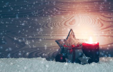 Noel hediye kutusu ve kırmızı Advent mum.