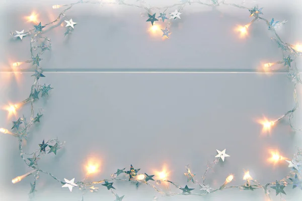 Glühende Girlande isoliert auf weißem Hintergrund. — Stockfoto