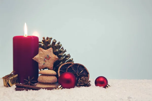 灰色的圣诞曲奇和红色蜡烛. — 图库照片