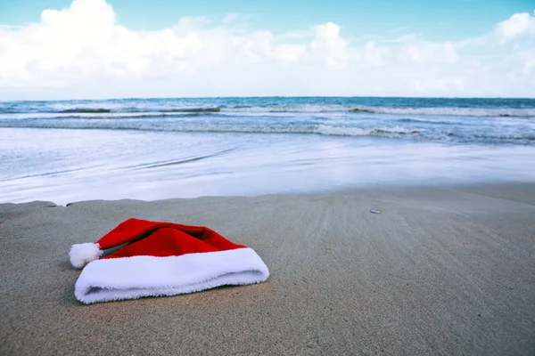 カリブ海のビーチでサンタクロースの帽子。クリスマスの背景 — ストック写真