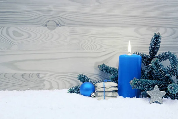 Χριστουγεννιάτικα μπισκότα και μπλε έλευση κερί. Χριστουγεννιάτικη κάρτα. — Φωτογραφία Αρχείου
