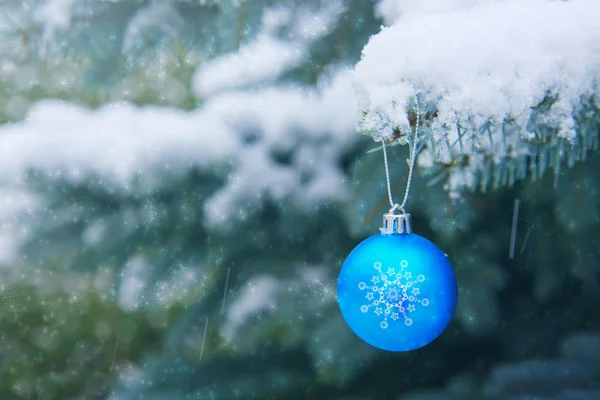 Kerstbal hangend aan een Fir Tree Branch. Kerstachtergrond. — Stockfoto