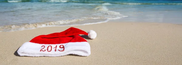 2019年写在圣诞老人帽子在加勒比海滩. — 图库照片