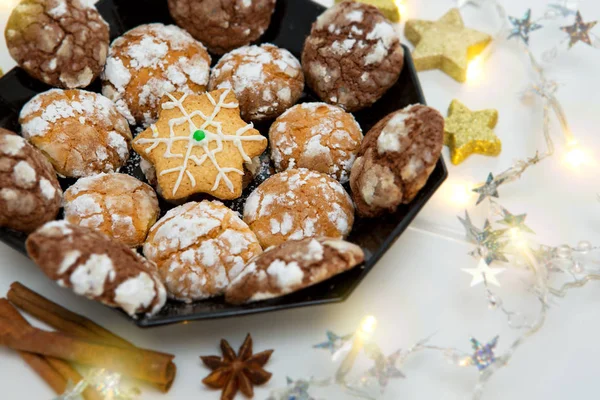 Chokolade Jul Cookies med dekoration isoleret . - Stock-foto