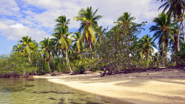 Tropische zee en blauwe hemelachtergrond. Sommer Oceaan landschap als achtergrond. — Stockfoto