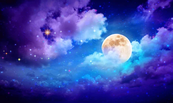 Dolunay ve yıldızlar karanlık gece gökyüzünde .