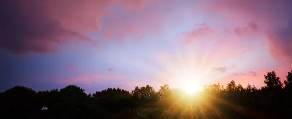 Ροζ ουρανός ηλιοβασίλεμα. Στον απογευματινό ουρανό με ήλιο. — Φωτογραφία Αρχείου