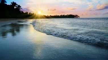 Güzel gökyüzü günbatımı okyanus üzerinde. Renkli gökyüzü günbatımı tropikal plaj.