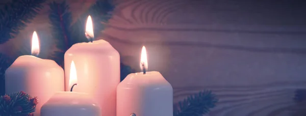 Čtyři hořící adventní svíčky a bílý sníh. — Stock fotografie
