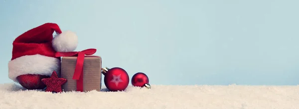 Weihnachtsmann-Hut, rote Weihnachtskugel und Geschenkbox isoliert . — Stockfoto