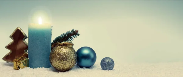 Μπλε έλευση κερί και διακόσμηση. Χριστουγεννιάτικο φόντο. — Φωτογραφία Αρχείου