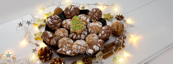 Czekoladowe ciasteczka świąteczne z ozdoba na białym tle. — Zdjęcie stockowe