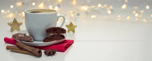 Christmas chocolate Cookies with garland and coffee cup. — Stock Photo, Image