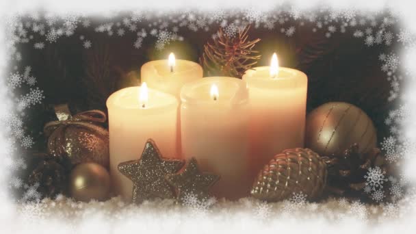 Fyra brinnande ljus i Advent och snön ram. — Stockvideo