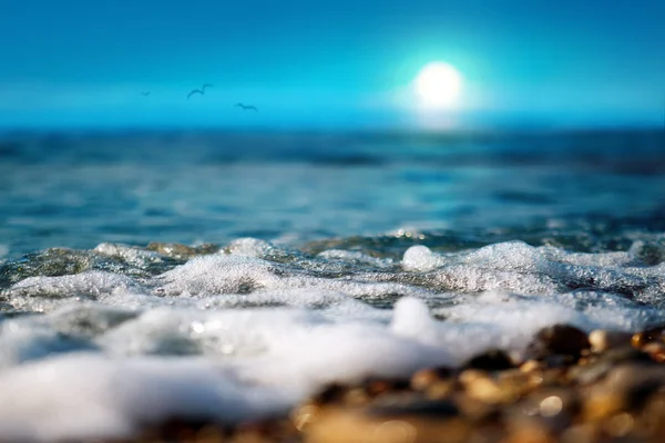 Καλοκαίρι πανοραμική θέα στη θάλασσα και τον ήλιο σε αμμοχάλικο παραλία. — Φωτογραφία Αρχείου