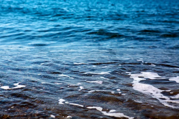 Blauwe zee water achtergrond. Reizen zomer achtergrond. — Stockfoto