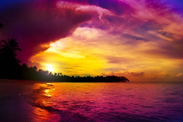 Kolorowy zachód słońca na tropikalnej plaży. Podróż. — Zdjęcie stockowe