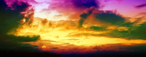 Renkli günbatımı gökyüzü ve bulut arka plan. Doğa arka plan. — Stok fotoğraf