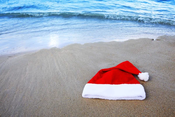 Капелюх Санта Клауса на карибському пляжі. Різдвяний фон — стокове фото