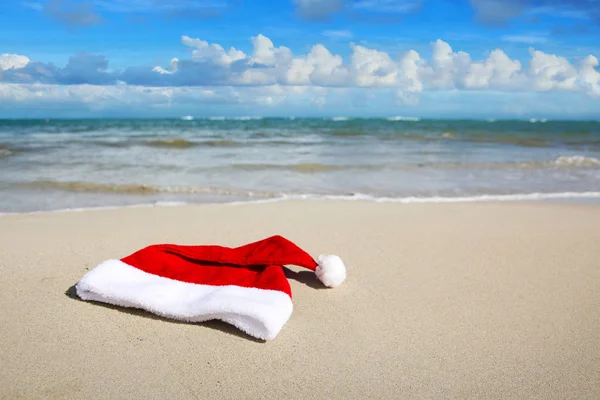 Mikulás kalap a karibi tengerparton. Karácsonyi háttér — Stock Fotó