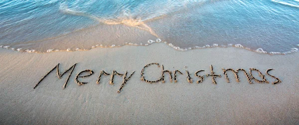 海の近くの砂に書いた言葉メリー クリスマス. — ストック写真