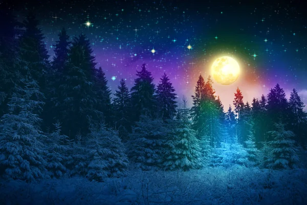 Winterlandschaft mit schneebedeckten Tannen und Vollmond. — Stockfoto