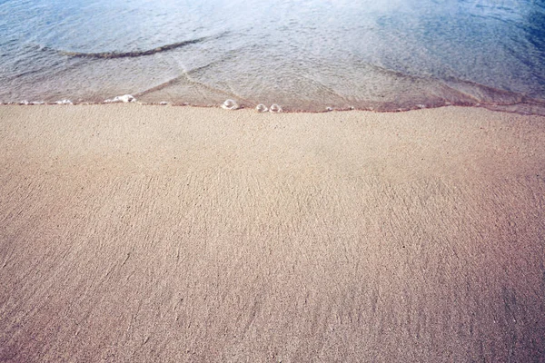 Ola del mar en la playa de arena. — Foto de Stock