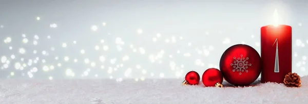 Weihnachten Hintergrund mit ersten Advent Kerze und rote Christbaumkugel . — Stockfoto