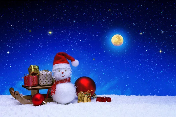 星の空の背景に分離されたサンタ クロースの帽子とクリスマス雪だるま. — ストック写真