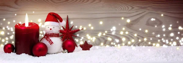 Vela de Adviento y muñeco de nieve con decoración roja de Navidad aislada . — Foto de Stock