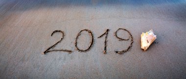 Yeni yıl 2019 tropikal plaj önümüzdeki kavramdır.