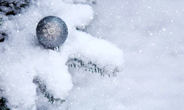 Weihnachten Hintergrund mit weißem Schnee und silberner Kugel . — Stockfoto