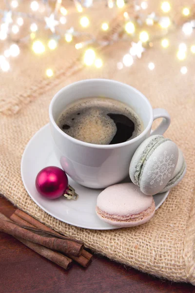 Macarrones coloridos y taza de café. Tarjeta de Navidad. — Foto de Stock