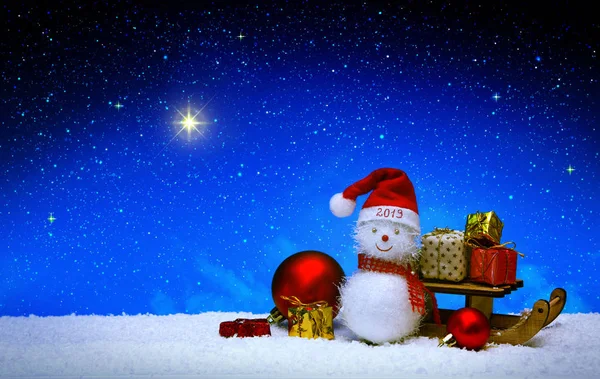 Muñeco de nieve de Navidad con sombrero de Santa Claus aislado en el fondo del cielo estrellado . —  Fotos de Stock