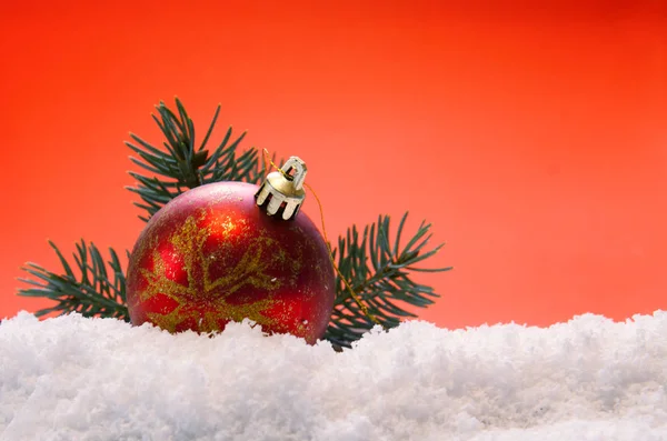 Palla di Natale rossa e neve bianca. Sfondo di Natale . — Foto Stock