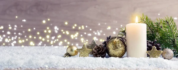 Karácsonyi háttér adventi gyertya és arany dekoráció. — Stock Fotó
