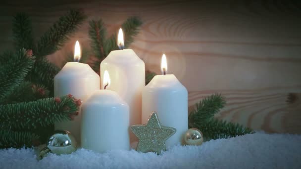 Decoración de Navidad y cuatro velas encendidas de Adviento . — Vídeos de Stock