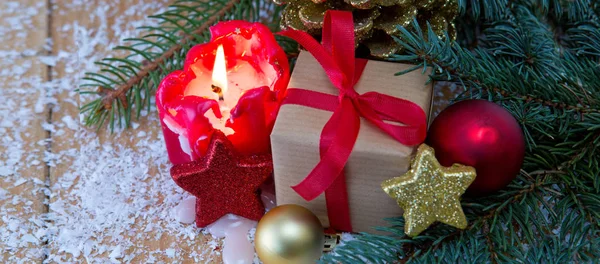 Fondo de Navidad con vela de Adviento y regalo . —  Fotos de Stock
