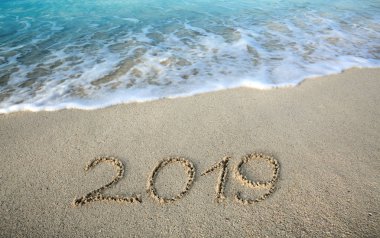 Yeni yıl 2019 tropikal plaj önümüzdeki kavramdır.