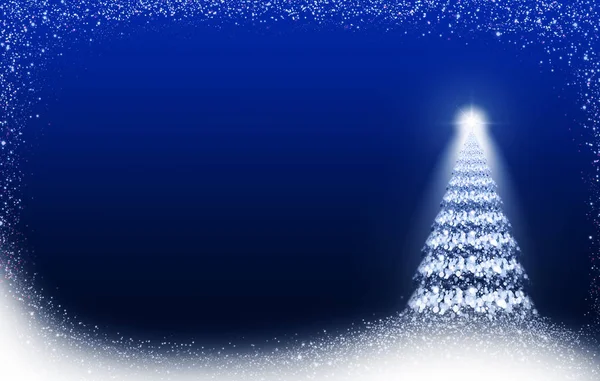 Λευκό χριστουγεννιάτικο δέντρο και γαλάζιο ουρανό. Χριστουγεννιάτικο φόντο. — Φωτογραφία Αρχείου