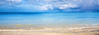 Karayip Denizi ve mavi gökyüzü arka plan. Arka plan seyahat.