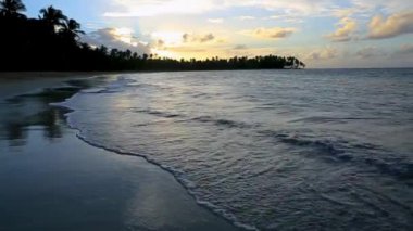 Tropikal plaj renkli gün batımı. Güzel gökyüzü günbatımı okyanus üzerinde.