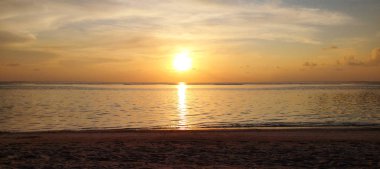 Renkli okyanus plajı gün batımı. Tropik Maldivler plajı..