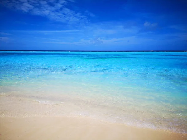 Playa tropical de Maldivas con arena blanca y cielo azul . —  Fotos de Stock