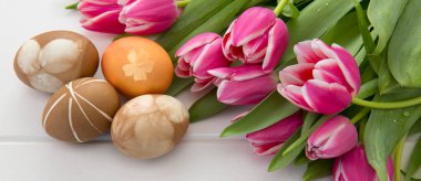 Buket pembe laleler ve renkli yumurta Paskalya arka plan .