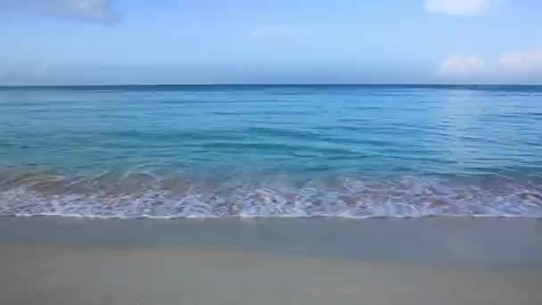 Caribische zee en blauwe wolken lucht. — Stockvideo