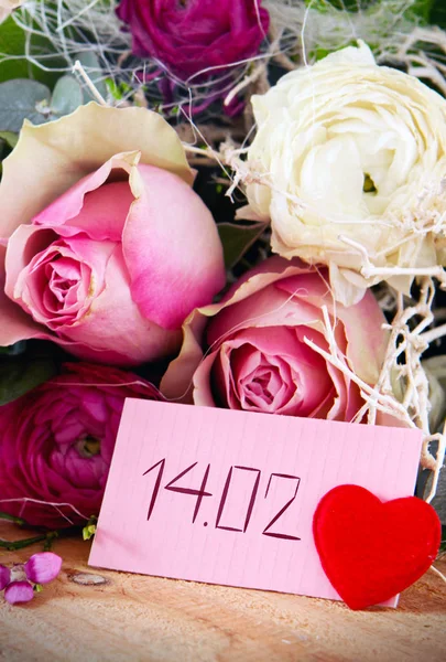 Rode liefde hart en rozen boeket op houten achtergrond. Valentines day card. — Stockfoto