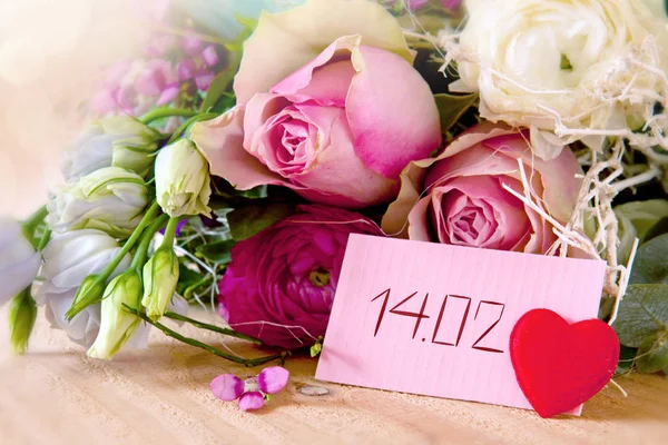 红色的爱的心和玫瑰花束在木背景。情人节卡. — 图库照片
