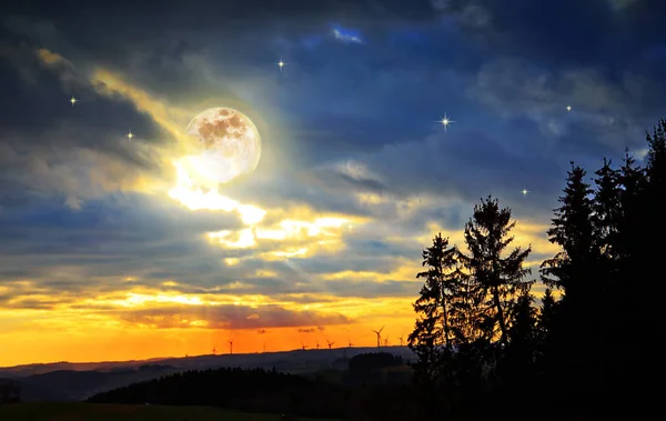 Voie lactée étoile dans le ciel nocturne, la pleine lune et les arbres . — Photo