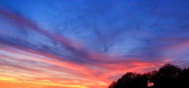 Büyük bulutlar ile renkli gökyüzü günbatımı. Doğa arka plan.